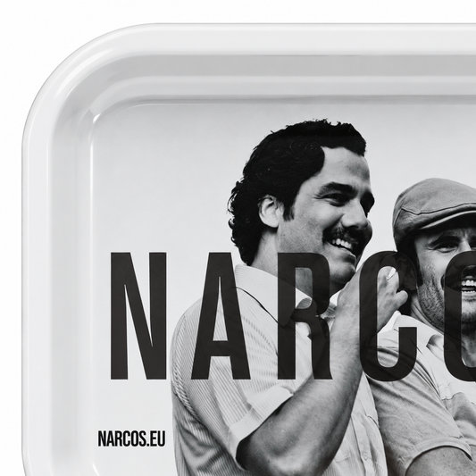 Narcos White Medium – detail černobílého potisku a zvýšeného okraje