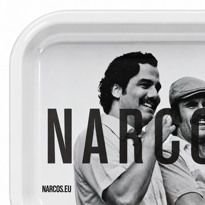Narcos White Medium – detail černobílého potisku a zvýšeného okraje