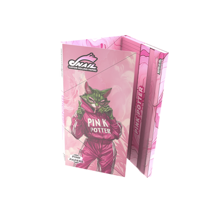 Snail Pink Potter – detail motivu zelené kočky v růžové soupravě